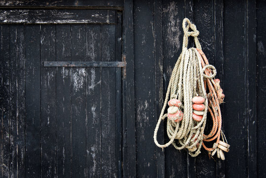 Filet de p&ecirc;che sur la porte d'une cabane &agrave; Etretat