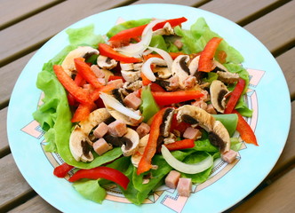 assiette crudité,tomate,salade,champignon,poivron