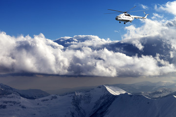 Fototapeta na wymiar Helikopter w górach zimą