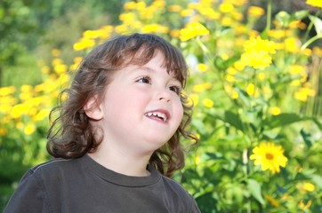 enfant dans un jardin