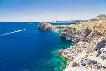 Obraz premium St Paul's Bay i skały w Lindos, Rodos, Grecja