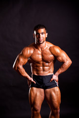Obraz premium young bodybuilder posing