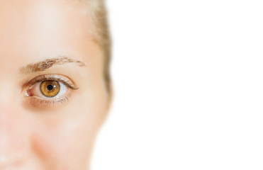 viso donna su sfondo bianco