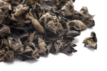 白背景に乾燥したキクラゲのアップ