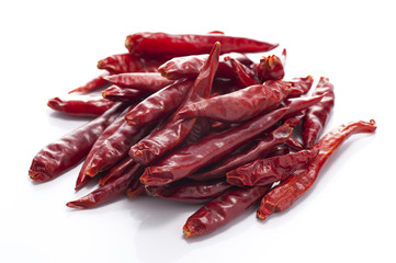 白背景に乾燥した唐辛子