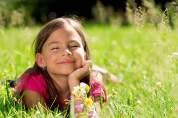 Entspannt lächelndes Mädchen auf grüner Wiese
