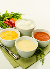 Dips mit Gemüsesticks und Kräutern