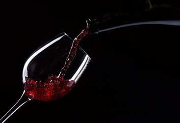 bouteille et verre de vin rouge