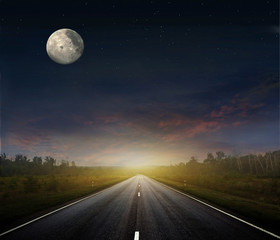 Obraz premium Country road with a dark sky