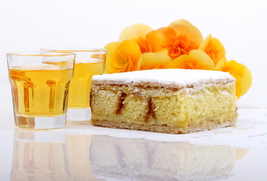 Dessert con rosolio e fiori di begonia