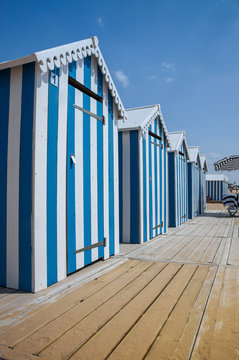 cabine de plages bleues et blanches 2
