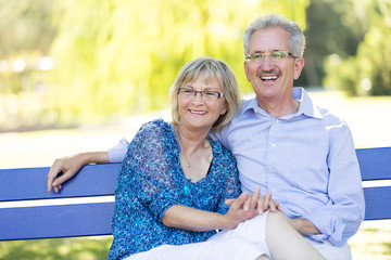 Senioren sitzen auf einer Parkbank