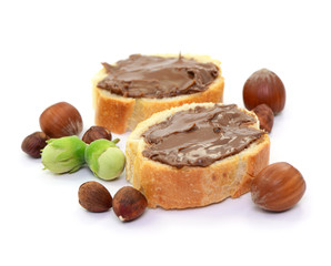 Haselnüsse, Brot