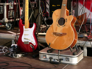 Elektrische Gitarre und akustische Gitarre bei einem Konzert beim Oldtimertreffen Golden Oldies im...