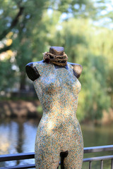 Manekin kolorowy nad wodą.