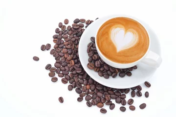 Fototapeten Eine Tasse Café Latte und Kaffeebohnen auf Weiß © amenic181