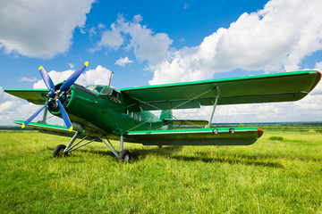 Fototapeta na wymiar Stary samolot na zielonej trawie