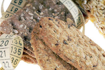 Vollkorn Knäckebrot und Kekse mit Maßband