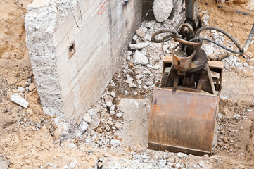 Abbrucharbeiten an einem alten Betonschacht und Fundament
