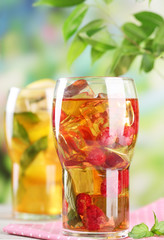 Iced tea with raspberries, lemon and mint