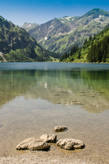 Stein im See und Berg
