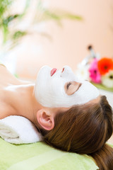 Obraz na płótnie Canvas Wellness - woman getting face mask in spa