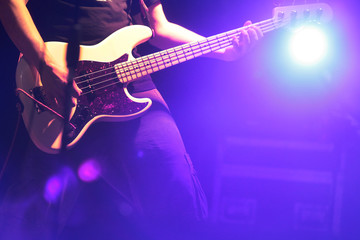 Plakat Gitarzysta w klubie nocnym, rozmycie w ruchu