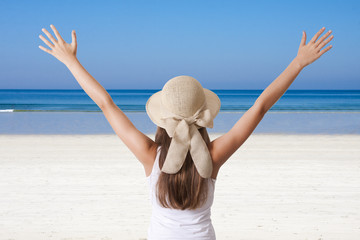chica con sombrero en la playa