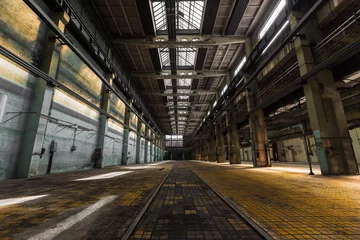 Photo sur Plexiglas Bâtiment industriel ancienne station de réparation de véhicules abandonnés, intérieur