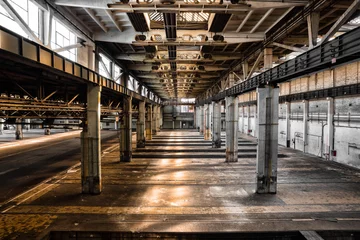 Foto auf gebürstetem Alu-Dibond Industriegebäude verlassene alte Fahrzeugreparaturstation, Innenraum