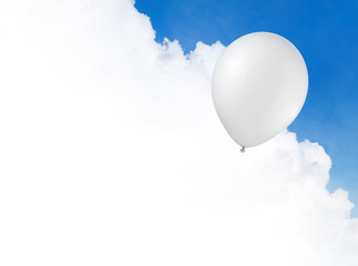 Naklejka na ściany i meble Biały balon latający na niebie