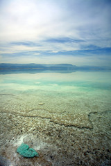 Obraz premium Shallow waters by the shoreline of the Dead Sea, Israel.