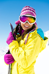 Frau mit Ski