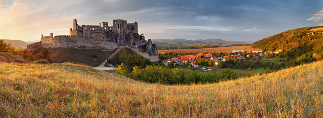 Slovakia Castle Beckov - panorama © TTstudio