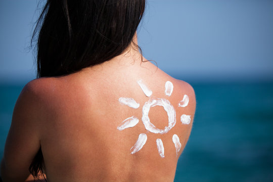 Frauenr&uuml;cken mit Sonnencreme