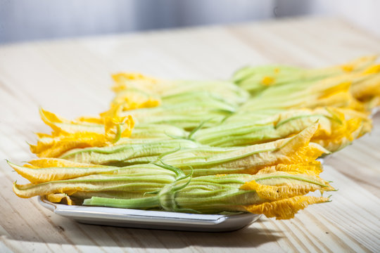 Fiori di zucchina crudi su un vassoio