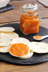 Salsa de verduras con pan de pita, ajvar