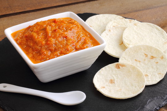 Salsa de verduras con pan de pita, ajvar