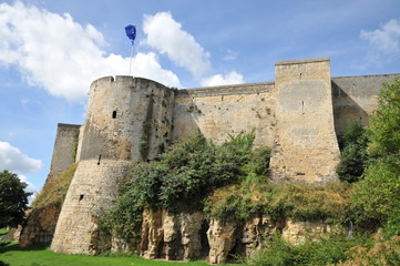 Fototapeta na wymiar Tour Mathilde i mury obronne, zamek w Caen