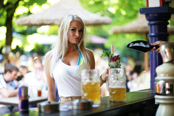 Frau im Biergarten