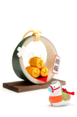 午年の置物と金俵