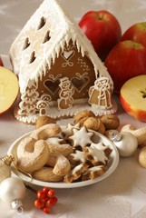Fototapeta na wymiar Gingerbread house, christmas cookies and apples