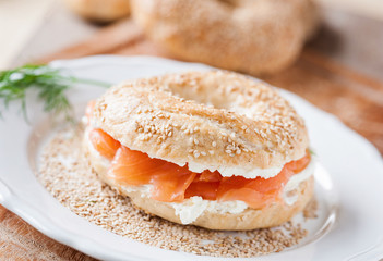 bagel mit lachs und frischkäse