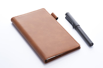 白背景に手帳とペン