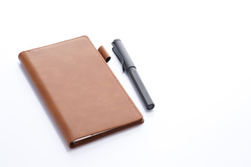 白背景に手帳とペン