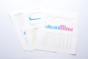 白背景に複数のビジネス書類