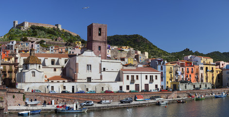 Fototapeta na wymiar Panoramiczny widok z Bosa i rzeki Temo.Sardinia, Włochy.