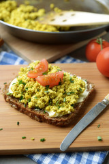 Vollkornbrot mit gebratenem Tofu
