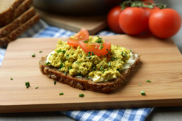 Brot mit Tofu wie Rührei