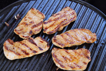 fertiges Fleisch auf dem Grill